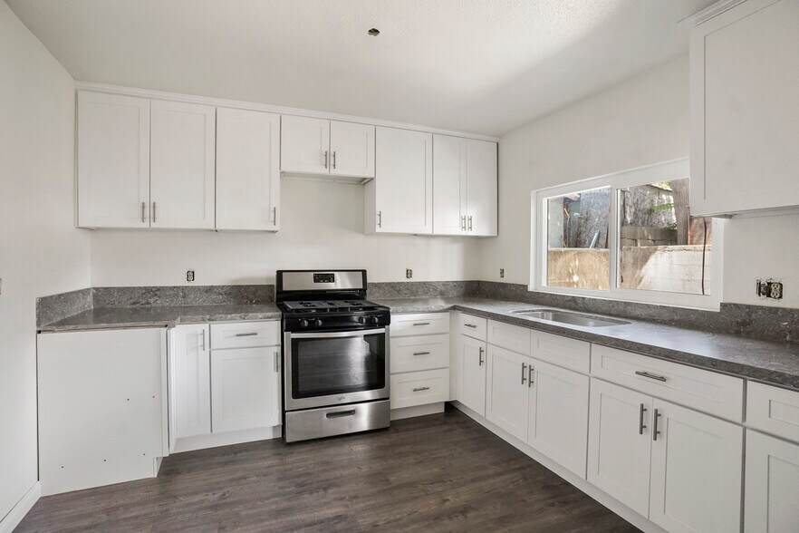 More Photos Of 1001-1003 W Myrtle St, Santa Ana Specialty For Sale