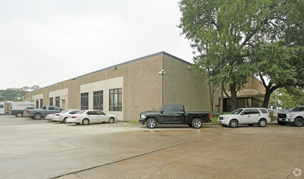More Photos Of 601-625 W 38th St, Houston Light Distribution For Lease