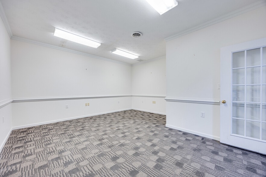 More Photos Of 30 E Main St, Luray Office For Sale