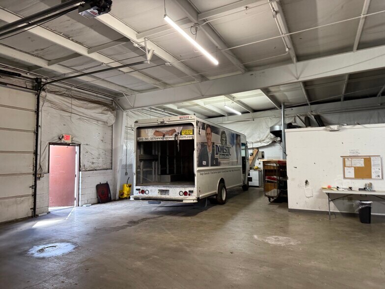 More Photos Of 2080-2090 Fairwood Ave, Columbus Warehouse For Lease