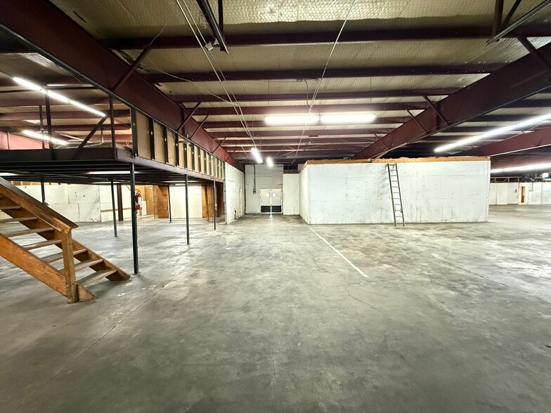 More Photos Of 11104 N Lamar Blvd, Austin Showroom For Lease