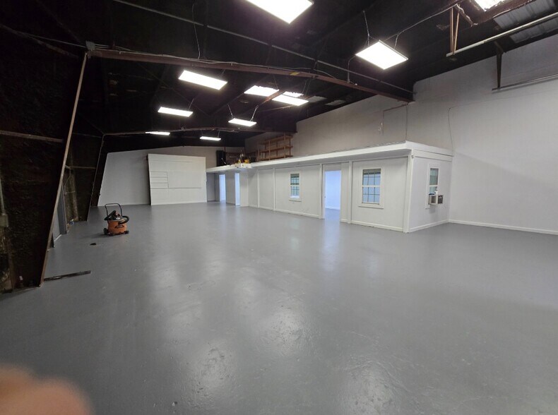 More Photos Of 600 Magellan St, Gretna Warehouse For Lease