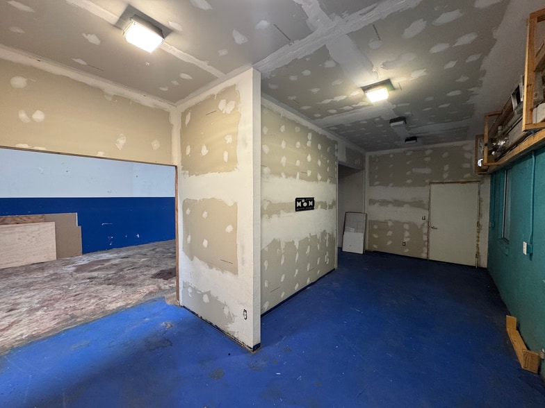 More Photos Of 702 W Park Ave, Edgewater Warehouse For Sale