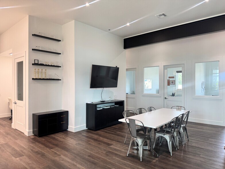 More Photos Of 330 Wonder World Dr, San Marcos Loft Creative Space For Sale