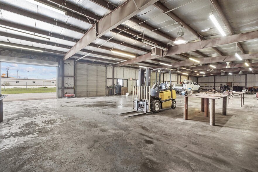 More Photos Of 2305 N Main St, Cleburne Flex For Sale