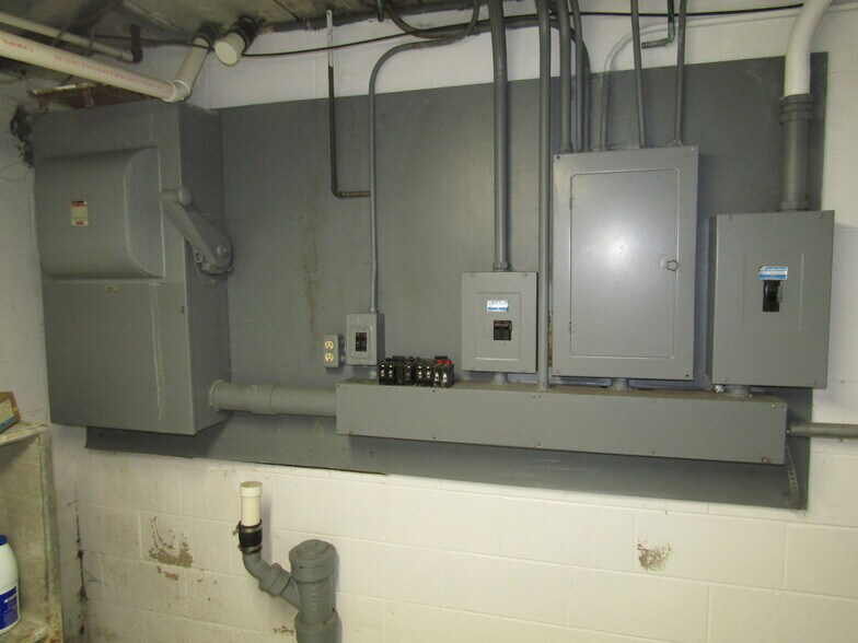 More Photos Of 1532 E Racine St, Janesville General Retail For Lease
