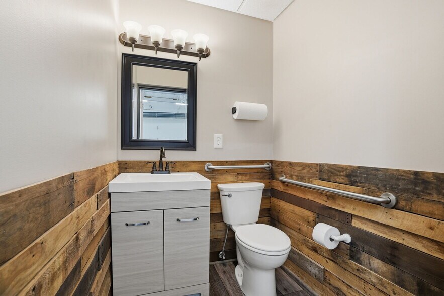 More Photos Of 16821 Park Circle Dr, Chagrin Falls Office For Sale