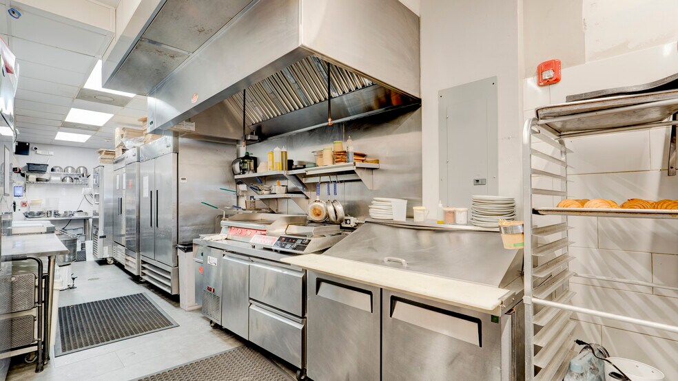 More Photos Of 2516-2526 Ponce De Leon Blvd, Coral Gables Restaurant For Lease