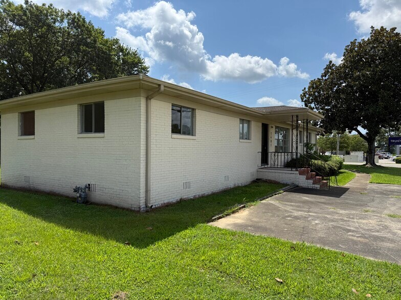 More Photos Of 1401 Thompson Cir, Gardendale Office For Sale