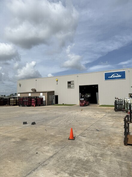 More Photos Of 441 N Post Oak Rd, Sulphur Industrial For Lease