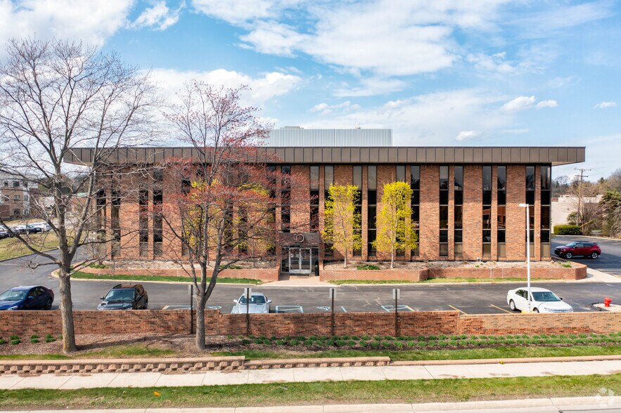 More Photos Of 10 W Square Lake Rd, Bloomfield Hills Medical For Lease