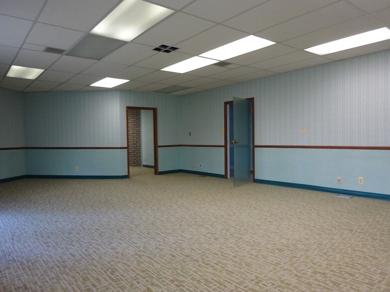 More Photos Of 30785 Grand River Ave, Farmington Hills Office For Sale