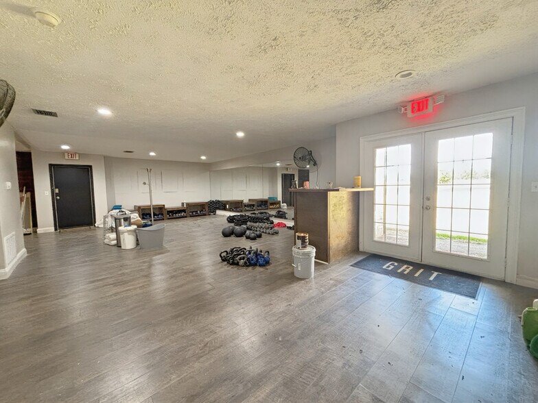 More Photos Of 1806 E 50th St, Texarkana Flex For Sale