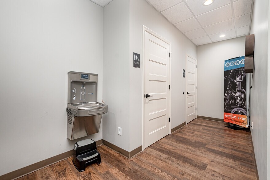 More Photos Of 4456-4460 Bridgetown Rd, Cincinnati Office For Lease