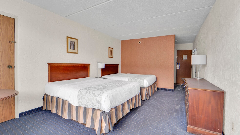 More Photos Of 125 N Main St, Newark Hotel For Sale