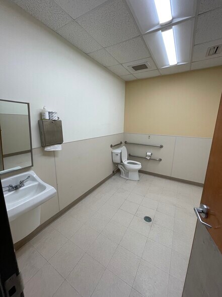 More Photos Of 2812 Williams St, Savannah Medical For Lease