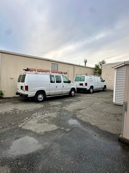 More Photos Of 17-19 Industrial Ave, Fairview Loft Creative Space For Lease