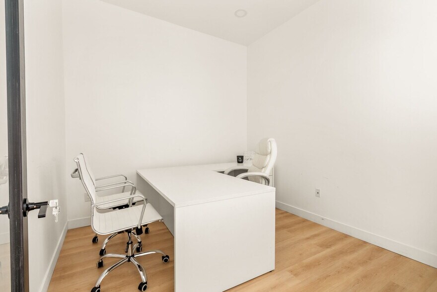 More Photos Of 17826 Chatsworth St, Granada Hills Storefront For Sale