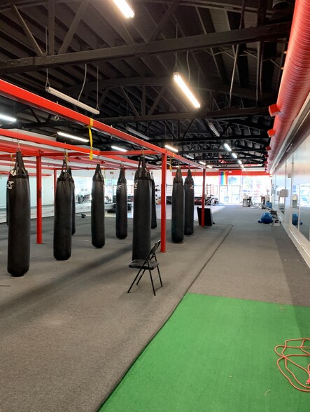 More Photos Of 3215-3219 N Broadway St, Chicago Health Club For Lease