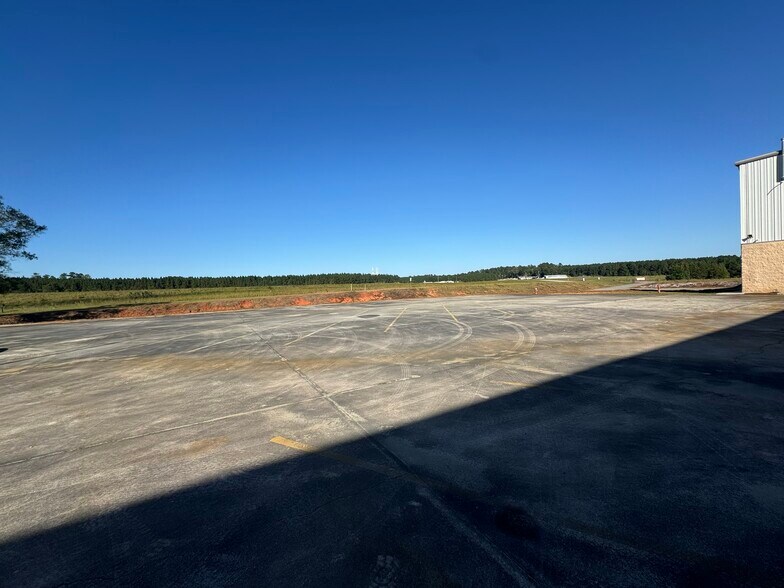 More Photos Of 747 Kaolin rd, Sandersville Warehouse For Lease
