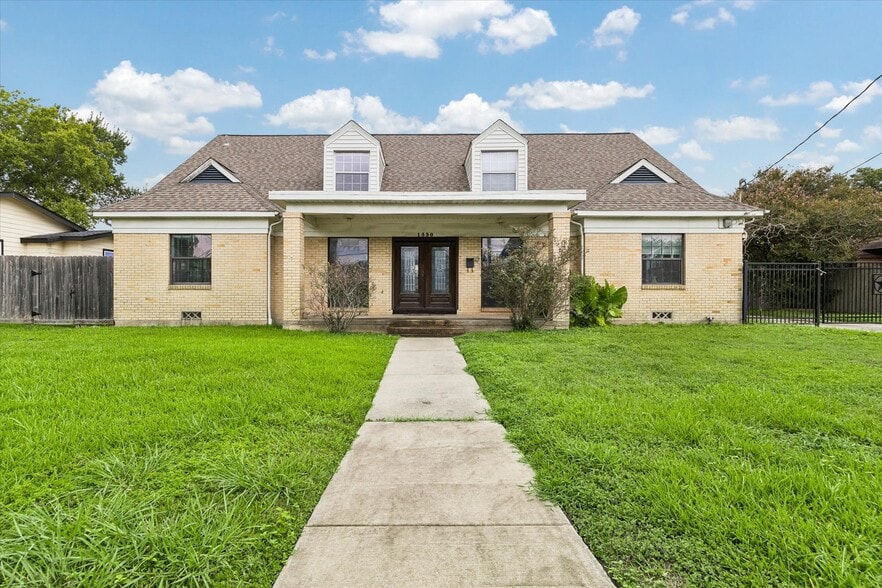 More Photos Of 1330 Des Jardines St, Houston Office Residential For Sale