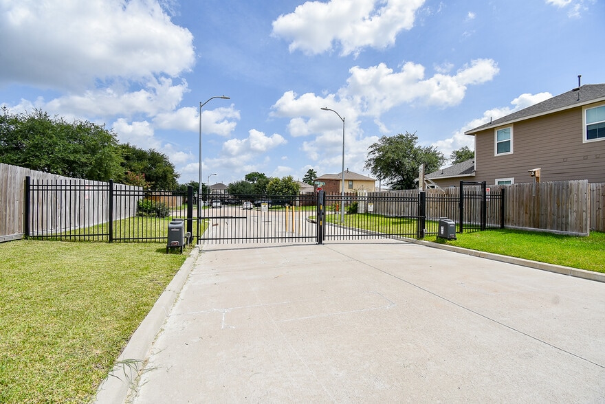 More Photos Of 2815 Bowlin Leaf Ln, Houston Multifamily For Sale