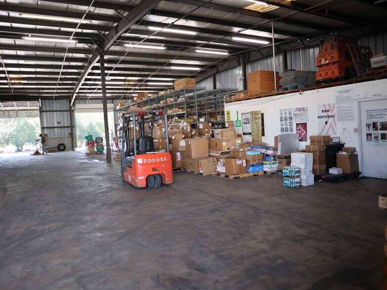 More Photos Of 572-2 Appleyard Dr, Tallahassee Warehouse For Lease
