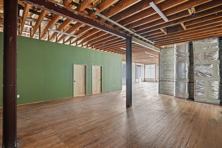More Photos Of 101 E Broughton St, Savannah Storefront Retail Office For Lease