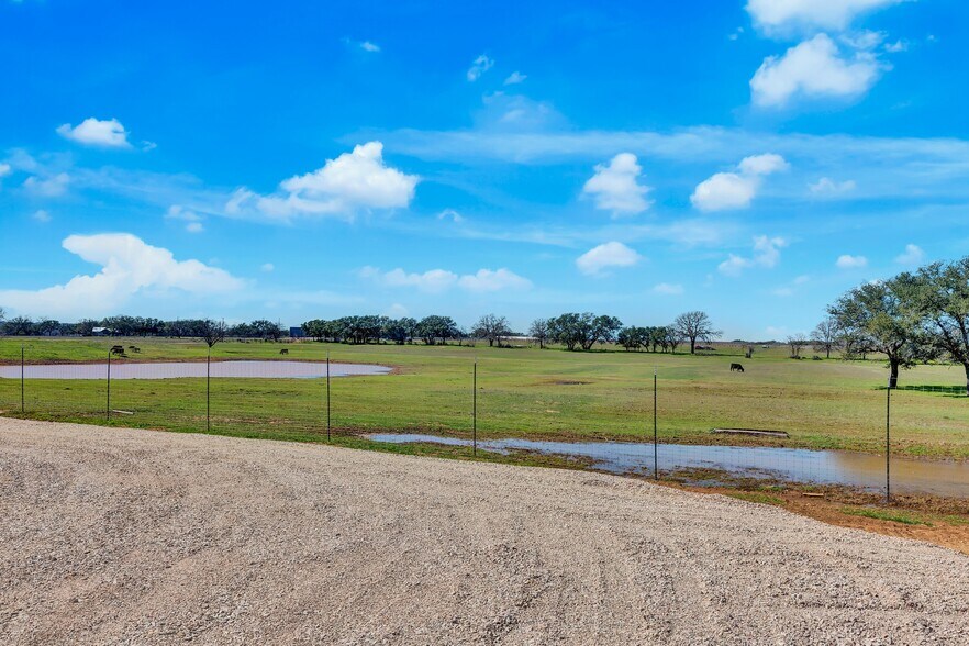 More Photos Of 343 Miracle Mile, Stonewall Warehouse For Lease