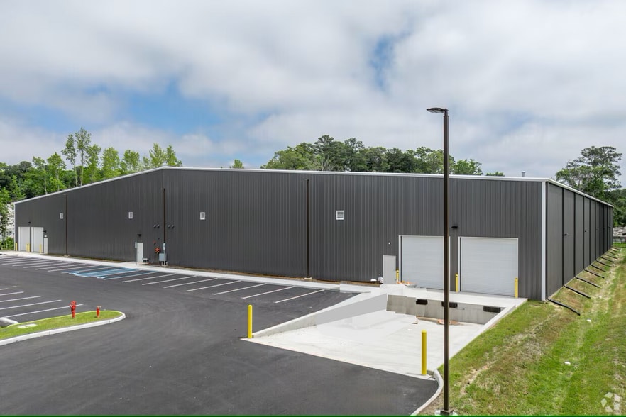 More Photos Of 324 E St, Hampton Warehouse For Lease