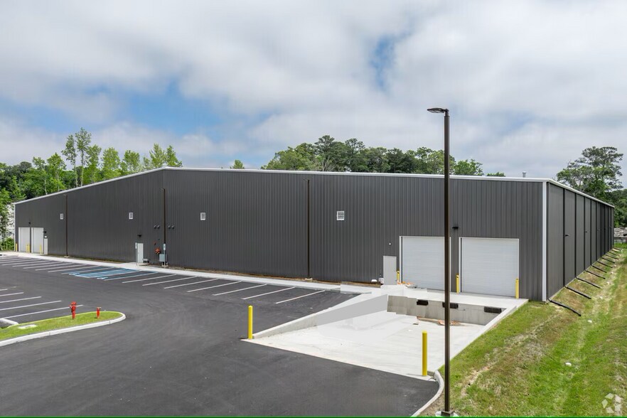 More Photos Of 324 E St, Hampton Warehouse For Lease