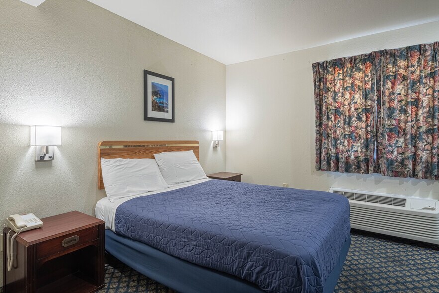 More Photos Of 6 S Wood St, Salinas Hotel For Sale