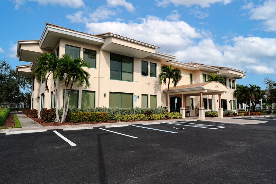 More Photos Of 1591 Hayley Ln, Fort Myers Office For Lease