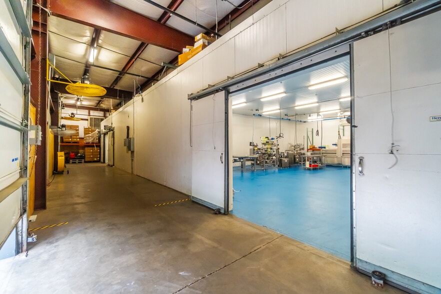 More Photos Of 1907 Gateway Blvd, Charlotte Warehouse For Sale