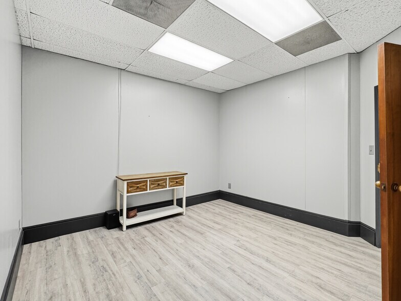 More Photos Of 1212 Air Depot, Midwest City Office For Lease