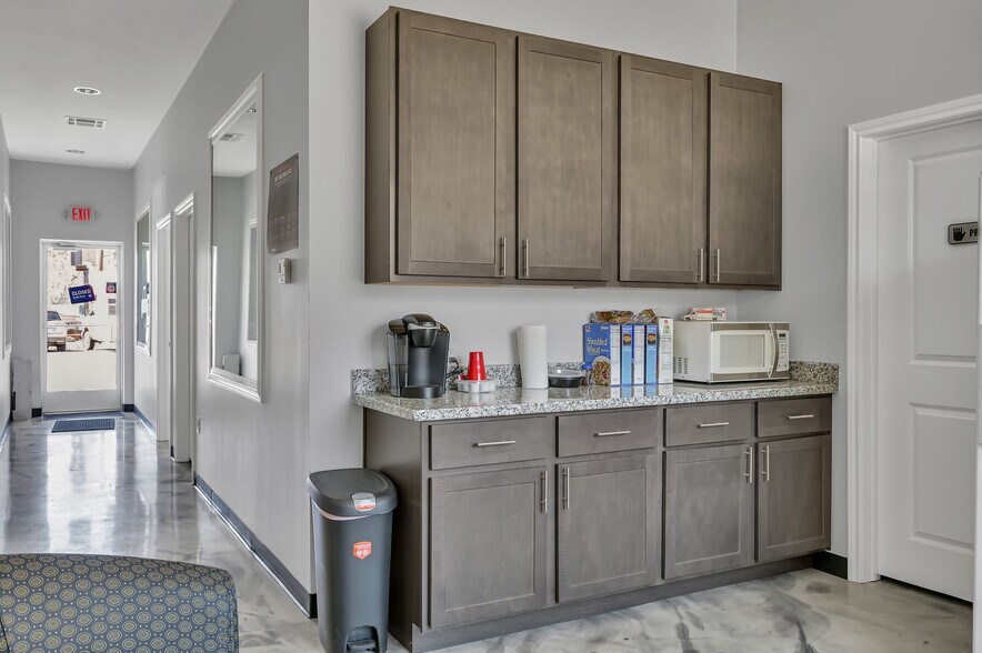 More Photos Of 1308 N Frazier St, Conroe Service For Sale