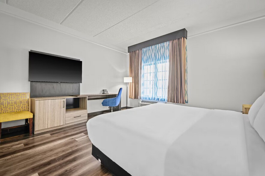 More Photos Of 8730 NW 27th St, Miami Hotel For Sale