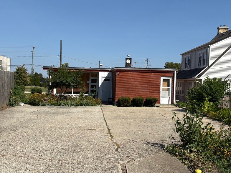 More Photos Of 220 E State St, Sycamore Office For Sale