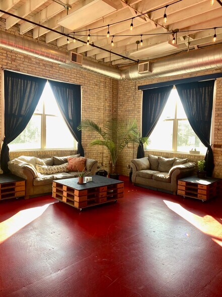 More Photos Of 1633 N Hamlin Ave, Chicago Office For Lease
