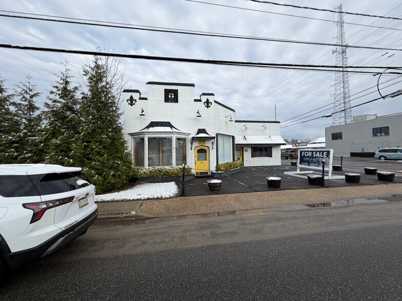 More Photos Of 156 Main St, Warsaw Freestanding For Lease