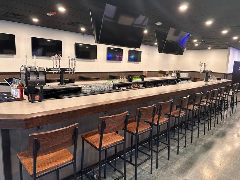 More Photos Of 6764 W Forest Preserve Dr, Harwood Heights Restaurant For Lease