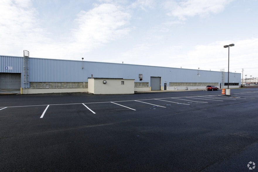 More Photos Of 122 Mill Rd, Oaks Warehouse For Lease