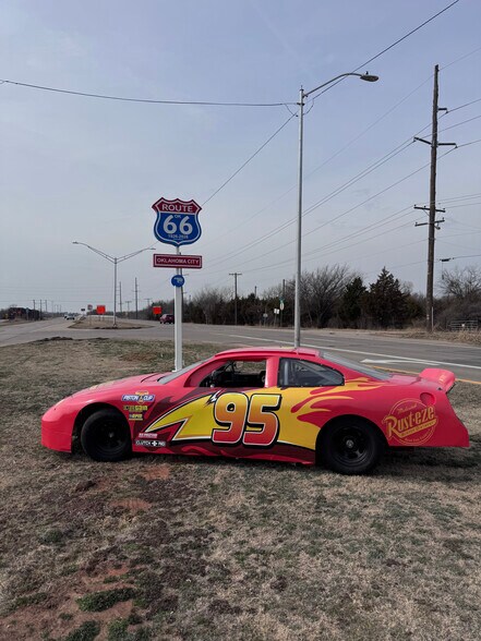 More Photos Of 517-519 W Main St, Yukon Storefront For Lease