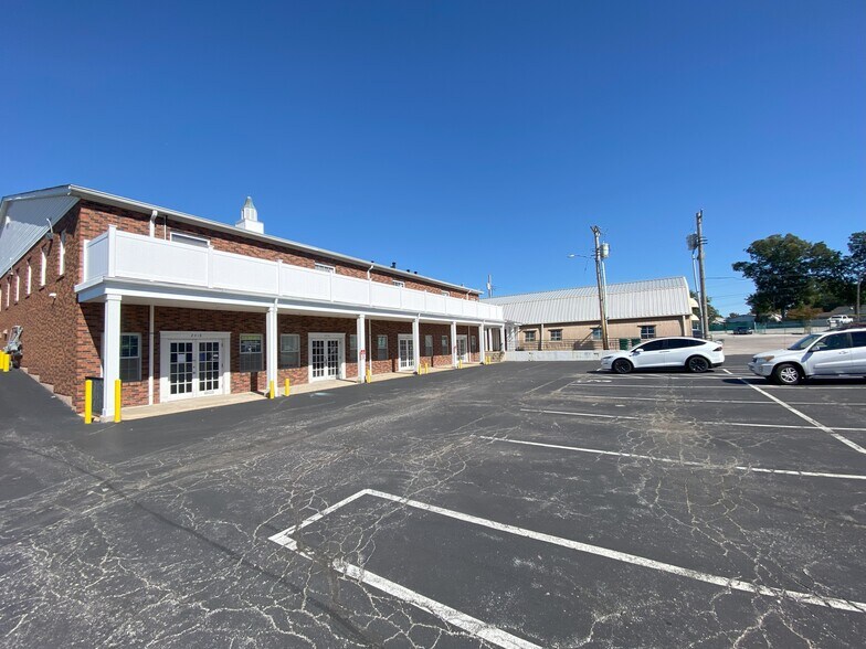More Photos Of 2402-2418 N Hwy 67, Florissant Office For Lease