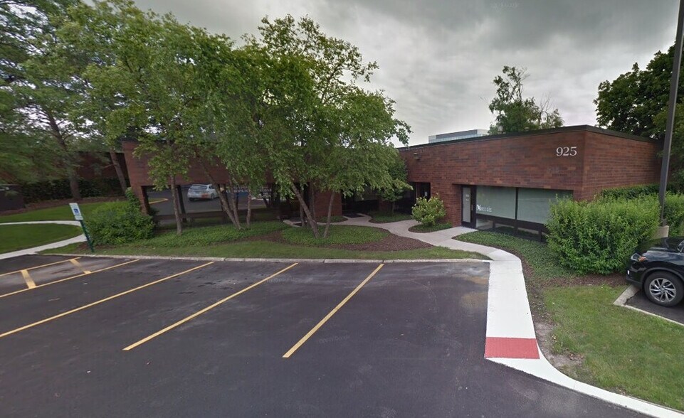 More Photos Of 925 N Plum Grove Rd, Schaumburg Medical For Lease