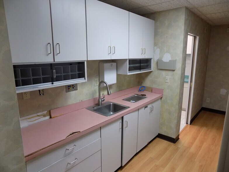 More Photos Of 111 Simsbury Rd, Avon Medical For Lease