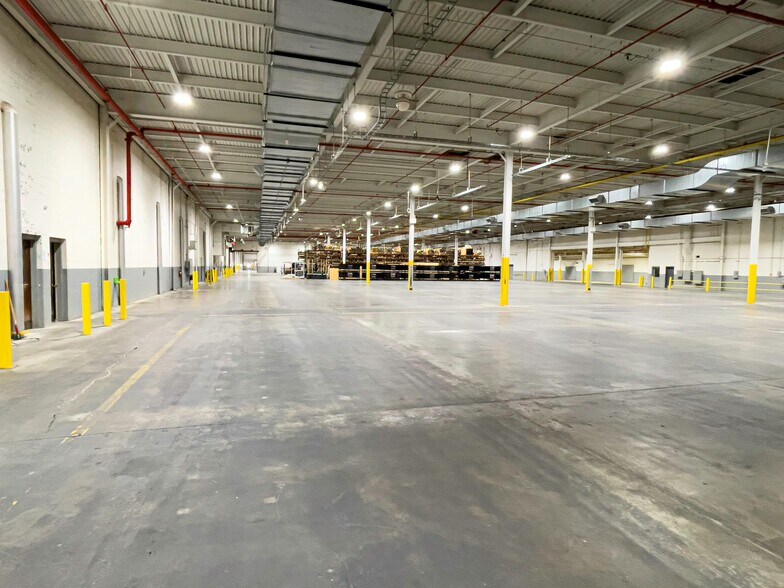 More Photos Of 327 Lewis St, Oxford Distribution For Lease