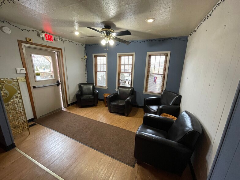 More Photos Of 1209 Lisle Plz, Lisle Bar For Lease