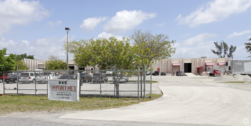 More Photos Of 950 W 13th St, Riviera Beach Warehouse For Lease