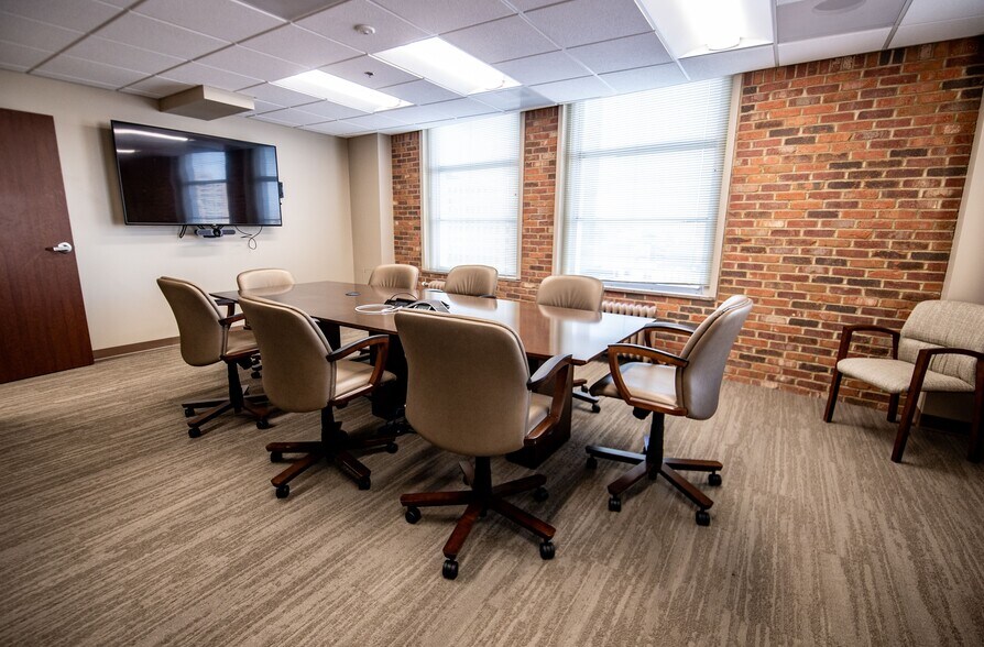 More Photos Of 501-505 5th Ave, Des Moines Office For Lease